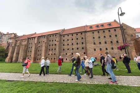 Turyści podczas zwiedzania Grudziądza, fot. Szymon Zdziebło/Tarantoga.pl