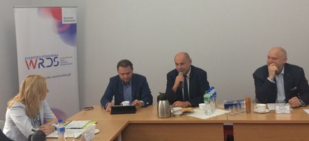 Członkowie i goście Zespołu ds. polityki gospodarczej, rynku pracy i strategii rozwoju województwa