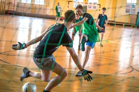 Uczestnicy projektu „Trampolina” podczas zajęć sportowych, fot. Szymon Zdziebło/Tarantoga.pl