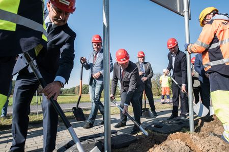 Uroczystość wbicia pierwszej łopaty na placu budowy drogi nr 240 odbyła się w Płazowie, fot. Tymon Markowski