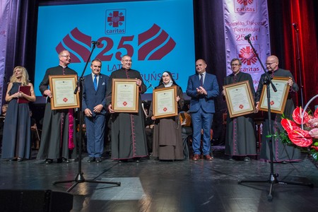Podczas uroczystości jubileuszowe gratulacje od samorządowych władz województwa odebrali ks. Daniel Adamowicz, Zdzisław Syldatk, siostra Zygmunta Kaszuba, ks. Marek Borzyszkowski i ks. Grzegorz Bohdan, fot. Szymon Zdziebło/Tarantoga.pl