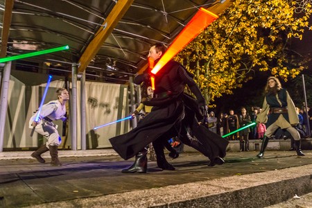 Zlot zakończył występ Szarych Mieczy – grupy pokazowej z Wrocławskiego Fanklubu Gwiezdnych Wojen, którzy w amfiteatrze Muzeum Etnograficznego zaprezentowali inspirowane sagą sceny walk na miecze świetlne, fot. Szymon Zdziebło/Tarantoga.pl