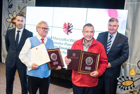 Podczas uroczystości w Tucholi medale Unitas Durat odebrali przedstawiciele Klubu Turystyki Motorowej „Flisak” w Toruniu oraz prezes Pałuckiego Oddziału PTTK w Żninie Czesław Łukomski, fot. Tymon Markowski