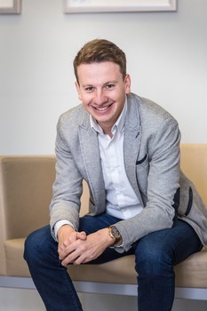 Rozmowa z Aleksandrem Kamedulskim, śpiewakiem operowym (baryton), studentem  Akademii Muzycznej w Bydgoszczy i słynnej mediolańskiej Civica Scuola di Musica Claudio Abbado, stypendystą marszałka województwa   Koncerty w kraju i za granicą, a teraz dostał się pan do prestiżowego konserwatorium we Włoszech – jest pan u progu znakomicie się zapowiadającej międzynarodowej kariery. Na kim się pan wzoruje? Na jakie wielkie role ma pan ochotę?  Bardzo dziękuję za miłe słowa. Międzynarodowa kariera jest oczywiście rzeczą bardzo przyjemną, ale nie zapominajmy, że w świecie opery jest najczęściej tylko skutkiem ubocznym rzetelnej pracy artystycznej, dobrej techniki i talentu. Wielcy polscy śpiewacy potwierdzą, że za ich karierami kryją się długie lata występów w rolach mniejszych i większych. Czy jest mi dana tzw. „międzynarodowa kariera”? Nie ode mnie to zależy… choć każdy adept o tym skrycie marzy. Na szczęście dzięki autorytetom jest nam łatwiej na artystycznej drodze.   Wiele inspiracji czerpię od początku mojej przygody ze śpiewem z pięknego głosu prof. Wiesława Bednarka, w którego klasie skończyłem studia I stopnia i którego jestem muzycznym wychowankiem. Imponują mi bardzo nasi polscy wielcy śpiewacy - panowie Piotr Beczała, Artur Ruciński i wielu innych. Z przyjemnością słucham też wybitnych pianistów, orkiestr prowadzonych przez wspaniałych dyrygentów - wspomnę tu Herberta von Karajana i patrona mojej obecnej uczelni w Mediolanie – Claudio Abbado. Jeśli chodzi o mój wymarzony repertuar, to wspaniale byłoby występować w operach kompozytorów włoskich. Uwielbiam Verdiego, Donizettiego. Jednak gdy słyszę arię Miecznika Moniuszki szybko o nich zapominam i otwieram partyturę „Strasznego Dworu”!  Nad czym pan obecnie pracuje?  Bardzo dobrze czuję się w muzyce romantycznej. Ekspresja charakterystyczna dla tej epoki jest zgodna z moim temperamentem, dlatego śpiewanie np. arii Donizettiego, pieśni Schuberta to dla mnie czysta przyjemność, bo mogę pozwolić sobie na emocjonalną wylewność oraz prowadzić linię melodyczną tak, jak każe mi serce. Nie ukrywam, że mam też słabość do polskich pieśni, m.in. patriotycznych, i staram się często je wykonywać. W tej chwili pracuję głównie nad repertuarem włoskim, który jest zalecany w okresie nauki śpiewu, również ze względu na melodyjny język włoski, który bardzo ułatwia proces nauki bel canto.  Jakiej muzyki słucha pan prywatnie?   Prywatnie słucham muzyki klasycznej, głównie fortepianowej i symfonicznej, naturalnie lubię też operę, ale zdradzę nieśmiało, że w letnie wieczory delektuję się głośną muzyką latynoską, tangami, Frankiem Sinatrą, a dla spokoju nawet chorałem gregoriańskim!   Gdy słucham muzyki kwestie techniczne, warsztatowe i zapis nutowy nie są dla mnie najważniejsze. Przyjemność czerpię przede wszystkim z talentu słuchanego artysty, jego charyzmy i wewnętrznej pasji.     Polacy szturmem biorą wielkie sceny operowe – mamy znakomitych tenorów, znakomite soprany – ma pan szanse do nich dołączyć. Ma pan tremę?   Trema jest powszednim uczuciem dla wszystkich osób występujących publicznie. Ważne tylko, żeby nie była paraliżująca. Każda inna ma dobre konsekwencje! Na szczęście Włosi, z którymi mam teraz codziennie kontakt, promieniują radością, spokojem, co daje dużo komfortu. Choć oczywiście i wśród naszych rodaków znajdą się artyści optymiści. Najważniejsze przecież, żeby nigdy nie tracić nadziei!  27 października 2017 r. 