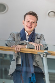 Rozmowa z Aleksandrem Kamedulskim, śpiewakiem operowym (baryton), studentem  Akademii Muzycznej w Bydgoszczy i słynnej mediolańskiej Civica Scuola di Musica Claudio Abbado, stypendystą marszałka województwa   Koncerty w kraju i za granicą, a teraz dostał się pan do prestiżowego konserwatorium we Włoszech – jest pan u progu znakomicie się zapowiadającej międzynarodowej kariery. Na kim się pan wzoruje? Na jakie wielkie role ma pan ochotę?  Bardzo dziękuję za miłe słowa. Międzynarodowa kariera jest oczywiście rzeczą bardzo przyjemną, ale nie zapominajmy, że w świecie opery jest najczęściej tylko skutkiem ubocznym rzetelnej pracy artystycznej, dobrej techniki i talentu. Wielcy polscy śpiewacy potwierdzą, że za ich karierami kryją się długie lata występów w rolach mniejszych i większych. Czy jest mi dana tzw. „międzynarodowa kariera”? Nie ode mnie to zależy… choć każdy adept o tym skrycie marzy. Na szczęście dzięki autorytetom jest nam łatwiej na artystycznej drodze.   Wiele inspiracji czerpię od początku mojej przygody ze śpiewem z pięknego głosu prof. Wiesława Bednarka, w którego klasie skończyłem studia I stopnia i którego jestem muzycznym wychowankiem. Imponują mi bardzo nasi polscy wielcy śpiewacy - panowie Piotr Beczała, Artur Ruciński i wielu innych. Z przyjemnością słucham też wybitnych pianistów, orkiestr prowadzonych przez wspaniałych dyrygentów - wspomnę tu Herberta von Karajana i patrona mojej obecnej uczelni w Mediolanie – Claudio Abbado. Jeśli chodzi o mój wymarzony repertuar, to wspaniale byłoby występować w operach kompozytorów włoskich. Uwielbiam Verdiego, Donizettiego. Jednak gdy słyszę arię Miecznika Moniuszki szybko o nich zapominam i otwieram partyturę „Strasznego Dworu”!  Nad czym pan obecnie pracuje?  Bardzo dobrze czuję się w muzyce romantycznej. Ekspresja charakterystyczna dla tej epoki jest zgodna z moim temperamentem, dlatego śpiewanie np. arii Donizettiego, pieśni Schuberta to dla mnie czysta przyjemność, bo mogę pozwolić sobie na emocjonalną wylewność oraz prowadzić linię melodyczną tak, jak każe mi serce. Nie ukrywam, że mam też słabość do polskich pieśni, m.in. patriotycznych, i staram się często je wykonywać. W tej chwili pracuję głównie nad repertuarem włoskim, który jest zalecany w okresie nauki śpiewu, również ze względu na melodyjny język włoski, który bardzo ułatwia proces nauki bel canto.  Jakiej muzyki słucha pan prywatnie?   Prywatnie słucham muzyki klasycznej, głównie fortepianowej i symfonicznej, naturalnie lubię też operę, ale zdradzę nieśmiało, że w letnie wieczory delektuję się głośną muzyką latynoską, tangami, Frankiem Sinatrą, a dla spokoju nawet chorałem gregoriańskim!   Gdy słucham muzyki kwestie techniczne, warsztatowe i zapis nutowy nie są dla mnie najważniejsze. Przyjemność czerpię przede wszystkim z talentu słuchanego artysty, jego charyzmy i wewnętrznej pasji.     Polacy szturmem biorą wielkie sceny operowe – mamy znakomitych tenorów, znakomite soprany – ma pan szanse do nich dołączyć. Ma pan tremę?   Trema jest powszednim uczuciem dla wszystkich osób występujących publicznie. Ważne tylko, żeby nie była paraliżująca. Każda inna ma dobre konsekwencje! Na szczęście Włosi, z którymi mam teraz codziennie kontakt, promieniują radością, spokojem, co daje dużo komfortu. Choć oczywiście i wśród naszych rodaków znajdą się artyści optymiści. Najważniejsze przecież, żeby nigdy nie tracić nadziei!  27 października 2017 r. 