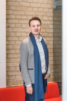 Rozmowa z Aleksandrem Kamedulskim, śpiewakiem operowym (baryton), studentem  Akademii Muzycznej w Bydgoszczy i słynnej mediolańskiej Civica Scuola di Musica Claudio Abbado, stypendystą marszałka województwa   Koncerty w kraju i za granicą, a teraz dostał się pan do prestiżowego konserwatorium we Włoszech – jest pan u progu znakomicie się zapowiadającej międzynarodowej kariery. Na kim się pan wzoruje? Na jakie wielkie role ma pan ochotę?  Bardzo dziękuję za miłe słowa. Międzynarodowa kariera jest oczywiście rzeczą bardzo przyjemną, ale nie zapominajmy, że w świecie opery jest najczęściej tylko skutkiem ubocznym rzetelnej pracy artystycznej, dobrej techniki i talentu. Wielcy polscy śpiewacy potwierdzą, że za ich karierami kryją się długie lata występów w rolach mniejszych i większych. Czy jest mi dana tzw. „międzynarodowa kariera”? Nie ode mnie to zależy… choć każdy adept o tym skrycie marzy. Na szczęście dzięki autorytetom jest nam łatwiej na artystycznej drodze.   Wiele inspiracji czerpię od początku mojej przygody ze śpiewem z pięknego głosu prof. Wiesława Bednarka, w którego klasie skończyłem studia I stopnia i którego jestem muzycznym wychowankiem. Imponują mi bardzo nasi polscy wielcy śpiewacy - panowie Piotr Beczała, Artur Ruciński i wielu innych. Z przyjemnością słucham też wybitnych pianistów, orkiestr prowadzonych przez wspaniałych dyrygentów - wspomnę tu Herberta von Karajana i patrona mojej obecnej uczelni w Mediolanie – Claudio Abbado. Jeśli chodzi o mój wymarzony repertuar, to wspaniale byłoby występować w operach kompozytorów włoskich. Uwielbiam Verdiego, Donizettiego. Jednak gdy słyszę arię Miecznika Moniuszki szybko o nich zapominam i otwieram partyturę „Strasznego Dworu”!  Nad czym pan obecnie pracuje?  Bardzo dobrze czuję się w muzyce romantycznej. Ekspresja charakterystyczna dla tej epoki jest zgodna z moim temperamentem, dlatego śpiewanie np. arii Donizettiego, pieśni Schuberta to dla mnie czysta przyjemność, bo mogę pozwolić sobie na emocjonalną wylewność oraz prowadzić linię melodyczną tak, jak każe mi serce. Nie ukrywam, że mam też słabość do polskich pieśni, m.in. patriotycznych, i staram się często je wykonywać. W tej chwili pracuję głównie nad repertuarem włoskim, który jest zalecany w okresie nauki śpiewu, również ze względu na melodyjny język włoski, który bardzo ułatwia proces nauki bel canto.  Jakiej muzyki słucha pan prywatnie?   Prywatnie słucham muzyki klasycznej, głównie fortepianowej i symfonicznej, naturalnie lubię też operę, ale zdradzę nieśmiało, że w letnie wieczory delektuję się głośną muzyką latynoską, tangami, Frankiem Sinatrą, a dla spokoju nawet chorałem gregoriańskim!   Gdy słucham muzyki kwestie techniczne, warsztatowe i zapis nutowy nie są dla mnie najważniejsze. Przyjemność czerpię przede wszystkim z talentu słuchanego artysty, jego charyzmy i wewnętrznej pasji.     Polacy szturmem biorą wielkie sceny operowe – mamy znakomitych tenorów, znakomite soprany – ma pan szanse do nich dołączyć. Ma pan tremę?   Trema jest powszednim uczuciem dla wszystkich osób występujących publicznie. Ważne tylko, żeby nie była paraliżująca. Każda inna ma dobre konsekwencje! Na szczęście Włosi, z którymi mam teraz codziennie kontakt, promieniują radością, spokojem, co daje dużo komfortu. Choć oczywiście i wśród naszych rodaków znajdą się artyści optymiści. Najważniejsze przecież, żeby nigdy nie tracić nadziei!  27 października 2017 r. 