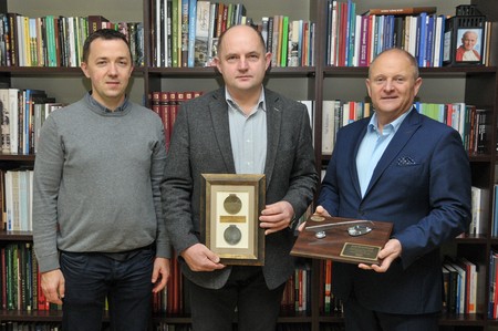 Spotkanie marszałka Piotra Całbeckiego z prezesem PZŁF Markiem Kaliszkiem oraz Marcinem Pawlonką z MKS Axel Toruń, fot. Jacek Piotrowski