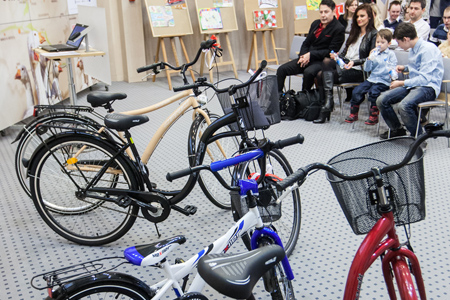 Nagrodą główną w konkursie na relacje z rodzinnego obiadu z gesiną w roli głównej jest zestaw rowerów, fot. Andrzej Goiński