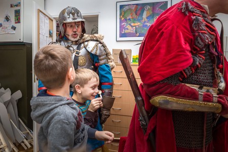 Warsztaty plastyczne „Papierowa szarża” w Galerii i Ośrodku Plastycznej Twórczości Dziecka w Toruniu, fot. Andrzej Goiński