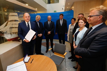 We wrześniu przedstawiciele samorządu województwa, Solca Kujawskiego, gminy Zławieś Wielka oraz powiatów bydgoskiego i toruńskiego podpisali porozumienie dotyczące uruchomienia przeprawy promowej, fot. Mikołaj Kuras