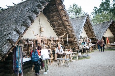 Muzeum Archeologiczne w Biskupinie, w którym można zwiedzić między innymi wioskę wczesnopiastowską to jedno z najważniejszych punktów na Szlaku Piastowskim, fot. Andrzej Goiński