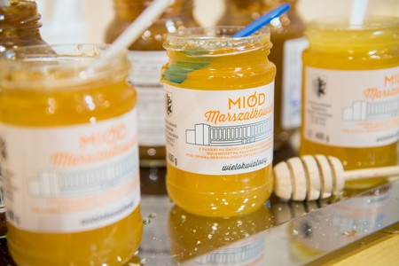 Miód wyprodukowany przez pszczoły z pasieki na dachu Urzędu Marszałkowskiego jest czysty i bezpieczny – potwierdzają to badania przeprowadzone przez Główny Inspektorat Ochrony Roślin i Nasiennictwa, fot. Łukasz Piecyk dla UMWKP