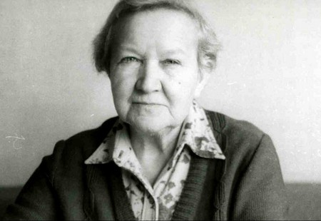 Profesor Elżbieta Zawacka, kurierka Armii Krajowej i jedyna kobieta wśród cichociemnych, nagrodzona przez Sejmik Województwa Kujawsko-Pomorskiego Odznaką Honorową za Zasługi dla Województwa Kujawsko-Pomorskiego.