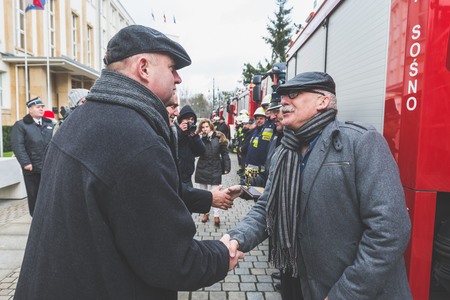 Uroczyste przekazanie samochodów ratowniczo-gaśniczych, zakupionych dzięki wsparciu z Regionalnego Programu Operacyjnego, fot. Łukasz Piecyk