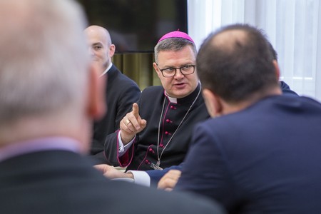 Spotkanie zarządu województwa i prezydium sejmiku z biskupem Wiesławem Śmiglem, fot. Szymon Zdziebło/tarantoga.pl dla UMWKP