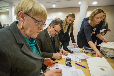 Przekazanie umów RPO, 15 grudnia 2017; fot. Szymon Zdziebło/tarantoga.pl dla UMWKP