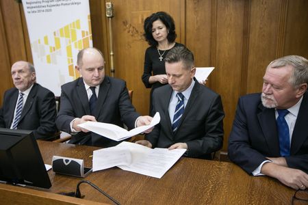 Umowy z beneficjentami RPO podpisuje marszałek Piotr Całbecki, 28 grudnia 2017; fot. Andrzej Goiński/UMWKP