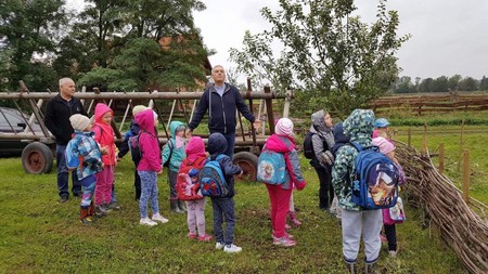 "Pszczółki" i "Żabki" z Grupy zawitały do Chrystkowa w poszukiwaniu Jesieni.