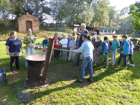 kl. II b ze Szkoły Podstawowej Towarzystwa Salezjańskiego z Bydgoszczy zawitała do Gruczna, by zapoznać się z tradycjami sadowniczymi Doliny Dolnej Wisły
