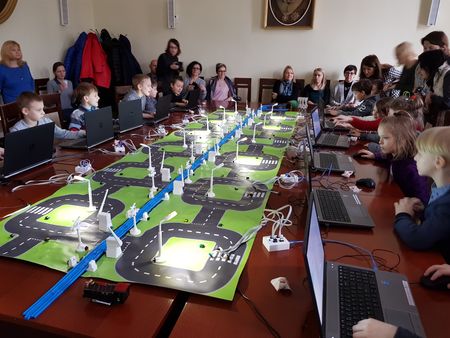 Uczniowie podczas programowania inteligentnego miasta