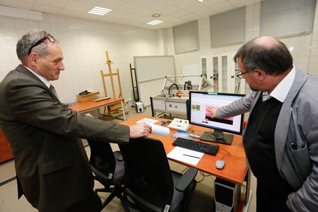 Jedna z pracowni w Interdyscyplinarnym Centrum Nowoczesnych Technologii UMK, z lewej dyrektor centrum prof. Jerzy Łukaszewicz; fot. Mikołaj Kuras dla UMWKP