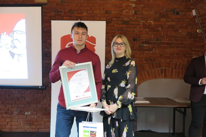 Damian Śnieżewski i członek zarządu województwa Aneta Jędrzejewska podczas ceremonii wręczenia nagród w konkursie „Z kamerą wśród Piastów”; fot. z arch. UMWKP