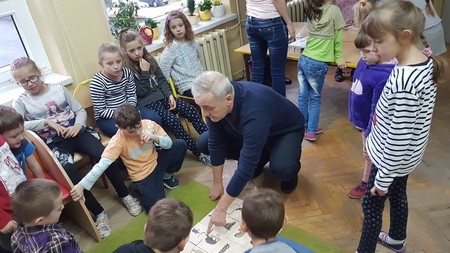 Zajęcia edukacyjno-przyrodnicze prowadzone przez edukatorów przyrodniczych na temat działalności Zespołu Parków Krajobrazowych Chełmińskiego i Nadwiślańskiego