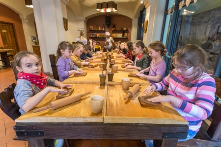 Grupa podczas warsztatów w toruńskim Muzeum Piernika, fot. Szymon Zdziebło/tarantoga.pl dla UMWKP