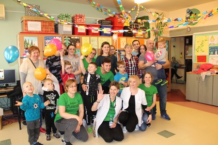 Dzieci z rodzicami i nauczycielami na oddziale onkologii