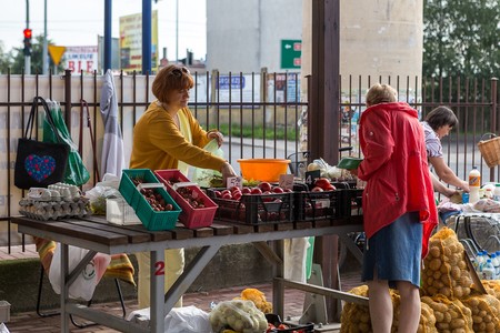 Targowisko w Czernikowie w powiecie toruńskim, fot. Szymon Zdziebło/tarantoga.pl dla UMWKP