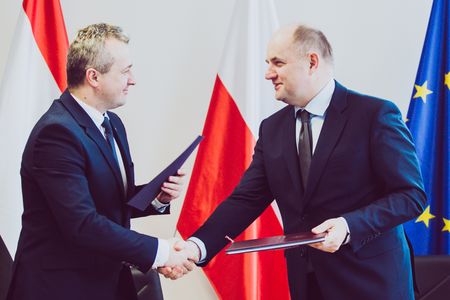 Podpisanie porozumienia w sprawie przekazania zasobów magazynu przeciwpowodziowego, fot. Andrzej Goiński/UMWKP