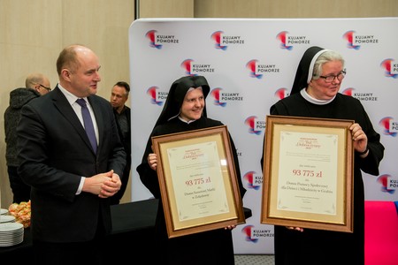 Uroczyste wręczenie symbolicznych czeków beneficjentom balu w Urzędzie Marszałkowskim, fot. Łukasz Piecyk