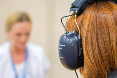 Bezpłatne badania słuchu przed Urzędem Marszałkowskim, fot. Łukasz Piecyk dla UMWKP