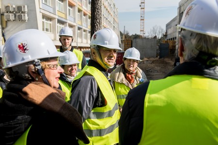 Uczestnicy niedzielnej wycieczki zwiedzali budowę przy świetnej pogodzie; fot. Łukasz Piecyk dla UMWKP