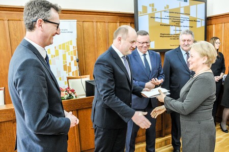 Uroczystość podpisania umów z beneficjentami wsparcia z naszego Regionalnego Programu Operacyjnego i Programu Rozwoju Obszarów Wiejskich, fot. Andrzej Goiński