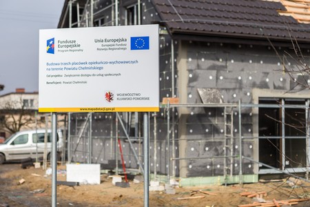 Budowa domu dla 14 dzieci w Unisławiu. Wsparcie z Regionalnego Programu Operacyjnego trafiło stworzenie 28 takich instytucji w całym regionie, fot. Szymon Zdziebło/Tarantoga.pl