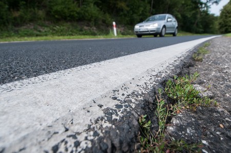 Ruchliwa droga w Nowym Dworze w gminie Dąbrowa Chełmińska leży na szlaku wiosennych migracji płazów, fot. Tymon Markowski