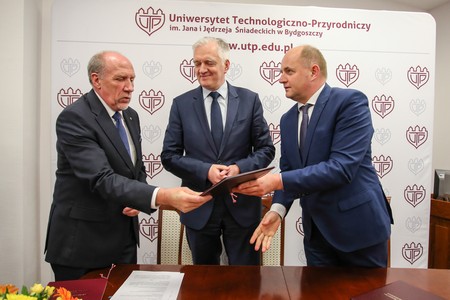 Ceremonia podpisania umowy i listu intencyjnego w sprawie finansowania rozbudowy UTP, fot. Filip Kowalkowski dla UMWKP