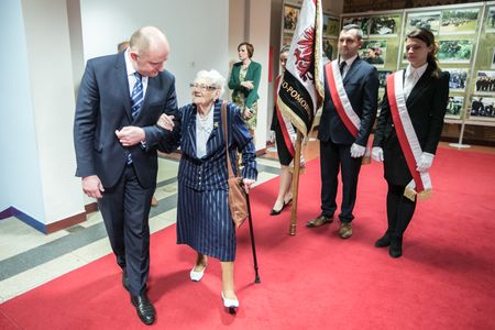 Rozmowy z honorowymi gośćmi przed rozpoczęciem sesji sejmiku województwa, fot. Andrzej Goiński