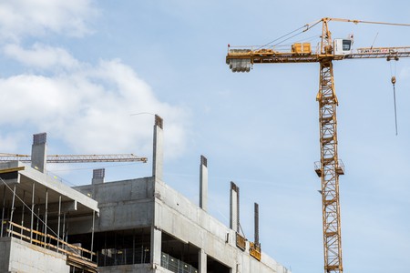 Na dachu wschodniej części nowego budynku głównego widać już filary lądowiska, fot. Łukasz Piecyk/UMWKP