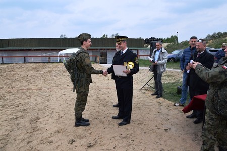 Jarosław Paralusz wręcza puchar Danielowi Mrozińskiemu najlepszemu strzelcowi zawodów