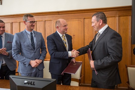 Uroczyste podpisanie umowy z wykonawcami inwestycji, fot. Szymon Zdziebło/Tarantoga.pl