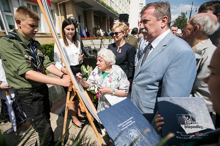 Obchody 100-lecia odzyskania przez Polskę niepodległości przed Urzędem Marszałkowskim w Toruniu, fot. Andrzej Goiński