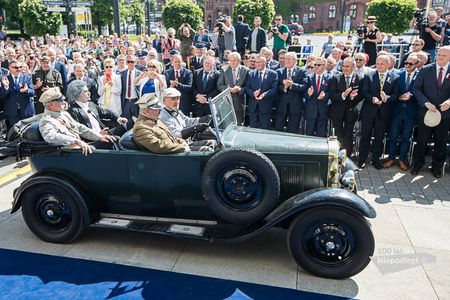 Obchody 100-lecia odzyskania przez Polskę niepodległości przed Urzędem Marszałkowskim w Toruniu, fot. Łukasz Piecyk