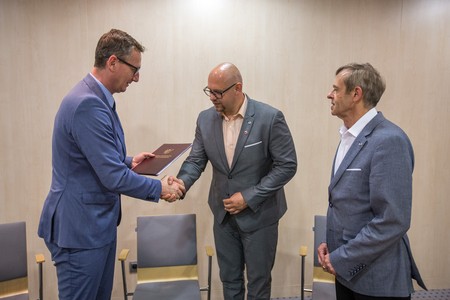 Uroczystość podpisania umów z beneficjentami wsparcia, fot. Szymon Zdziebło/Tarantoga.pl