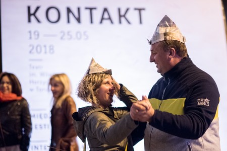 Potańcówka przed Teatrem im. Wilama Horzycy w Toruniu – inauguracja 24. Międzynarodowego Festiwalu Teatralnego Kontakt, fot. Łukasz Piecyk
