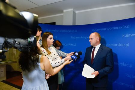 Konferencja prasowa marszałka Piotra Całbeckiego nt. wsparcia z Funduszu Solidarności, fot. Łukasz Piecyk dla UMWKP