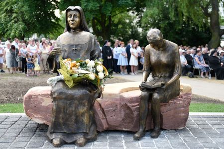 Ceremonia odsłonięcia pomnika matki Marii Karłowskiej w Jabłonowie, fot. Łukasz Piecyk dla UMWKP