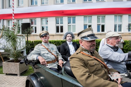 Uroczystość przed Urzędem Marszałkowskim w ramach obchodów 100-lecia odzyskania niepodległości (w postać Józefa Piłsudskiego wcielił się Mieczysław Struski), fot. Andrzej Goiński