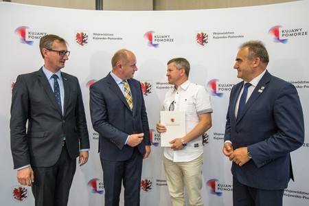 Uroczystość podpisania umów na modernizację dróg dojazdowych do gruntów rolnych w Urzędzie Marszałkowskim, fot. Szymon Zdziebło.Tarantoga.pl